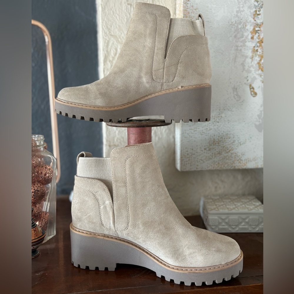 Dolce Vita Rango Suede Almond Beige Ankle Boots Wedge Booties Lug Sole - Picture 3 of 8